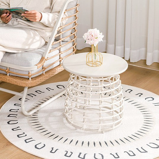 Zeitgenössischer Boho Beistelltisch mit rundem Sinterstein-Top und durchbrochenem Kohlenstoffstahl-Basis für das Wohnzimmer 