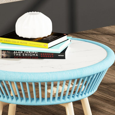Zeitgenössischer Boho-Endtisch aus gesintertem Stein mit rundem PE-gewebtem Rattan für den Balkon 