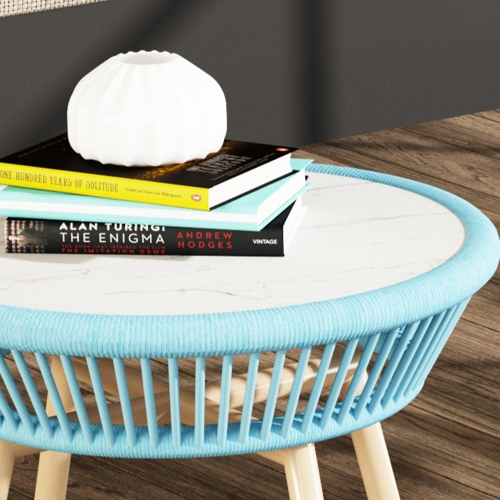 Zeitgenössischer Boho-Endtisch aus gesintertem Stein mit rundem PE-gewebtem Rattan für den Balkon 