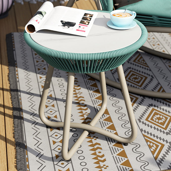 Zeitgenössischer Boho-Endtisch aus gesintertem Stein mit rundem PE-gewebtem Rattan für den Balkon 