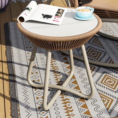 Zeitgenössischer Boho-Endtisch aus gesintertem Stein mit rundem PE-gewebtem Rattan für den Balkon 