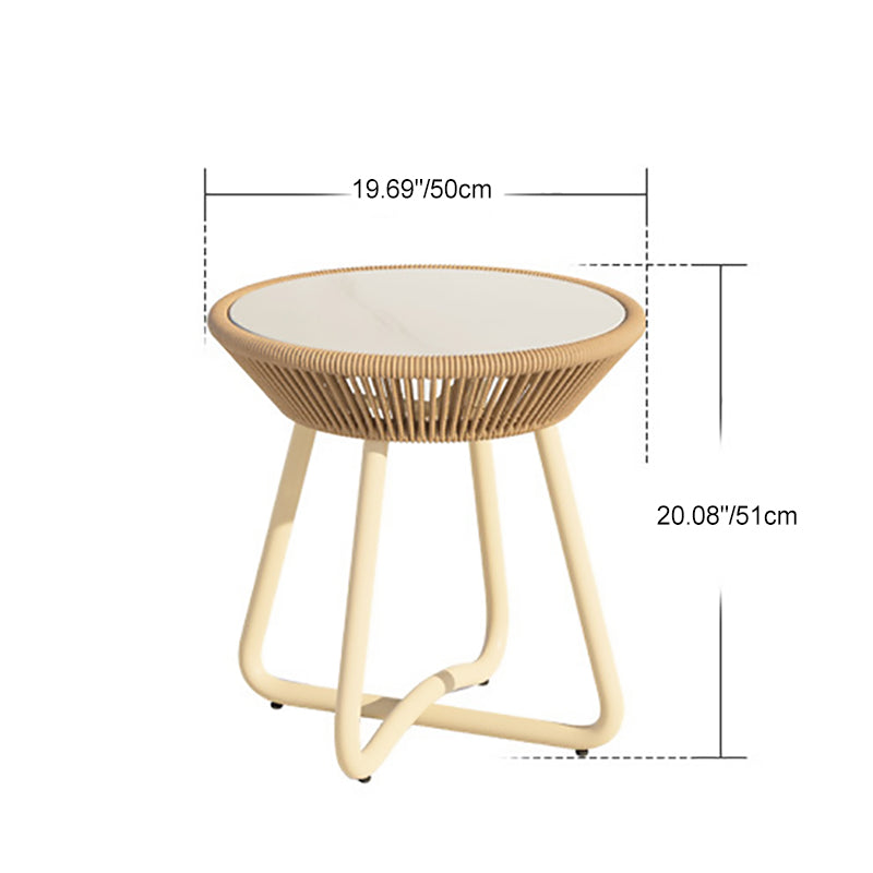 Zeitgenössischer Boho-Endtisch aus gesintertem Stein mit rundem PE-gewebtem Rattan für den Balkon 