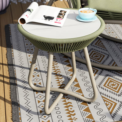 Zeitgenössischer Boho-Endtisch aus gesintertem Stein mit rundem PE-gewebtem Rattan für den Balkon 