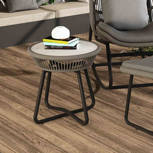 Zeitgenössischer Boho-Endtisch aus gesintertem Stein mit rundem PE-gewebtem Rattan für den Balkon 