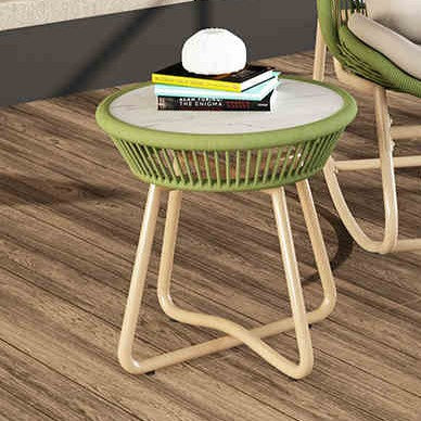 Zeitgenössischer Boho-Endtisch aus gesintertem Stein mit rundem PE-gewebtem Rattan für den Balkon 