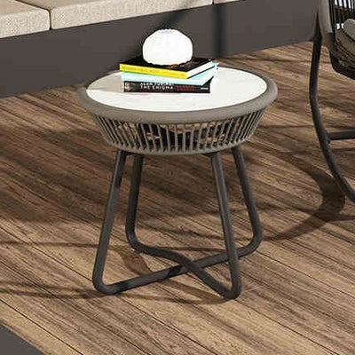 Zeitgenössischer Boho-Endtisch aus gesintertem Stein mit rundem PE-gewebtem Rattan für den Balkon 