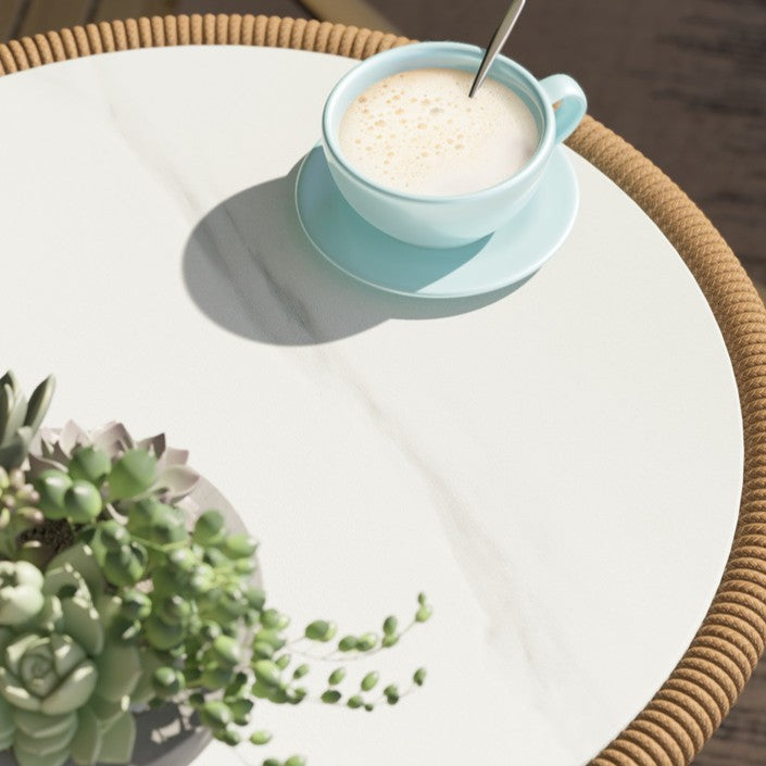 Zeitgenössischer Boho-Endtisch aus gesintertem Stein mit rundem PE-gewebtem Rattan für den Balkon 