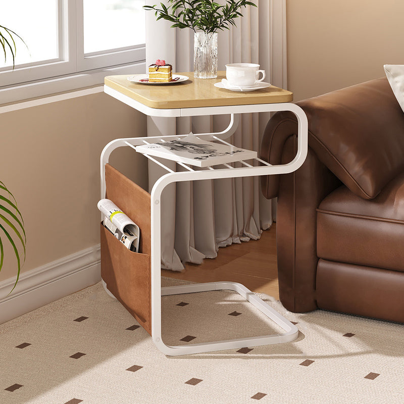 Mesa auxiliar contemporánea retro de madera maciza con parte superior cuadrada y estructura de hierro de 3 niveles con bolsa organizadora lateral para sala de estar 