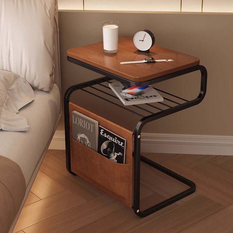 Mesa auxiliar contemporánea retro de madera maciza con parte superior cuadrada y estructura de hierro de 3 niveles con bolsa organizadora lateral para sala de estar 