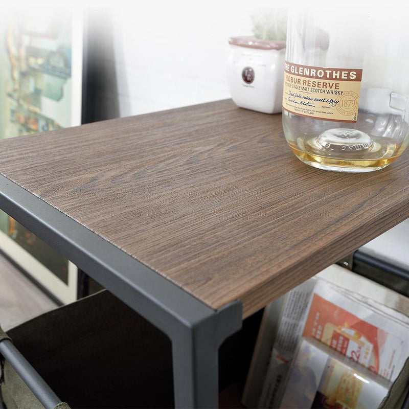 Zeitgenössischer nordischer quadratischer MDF-Oberteil Eisenrahmen Rollwagen Beistelltisch 2-stufige Stoffaufbewahrungstaschen für das Wohnzimmer 