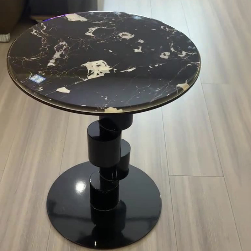 リビングルーム用モダンなミッドセンチュリースタイルの幾何学的ラウンドマイクロクリスタリンストーントップアイアンコーヒーテーブル 