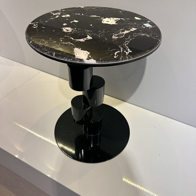 リビングルーム用モダンなミッドセンチュリースタイルの幾何学的ラウンドマイクロクリスタリンストーントップアイアンコーヒーテーブル 