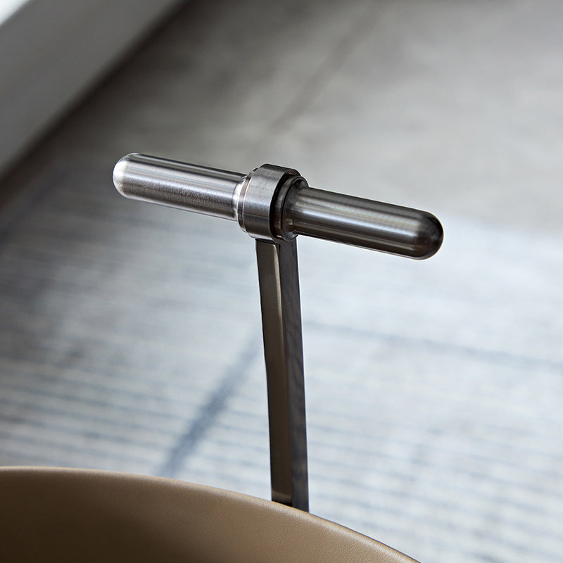 Moderner Mid-Century Sattelleder Rundoberteil Edelstahl 2-stufiger Beistelltisch mit Rollen für das Wohnzimmer 