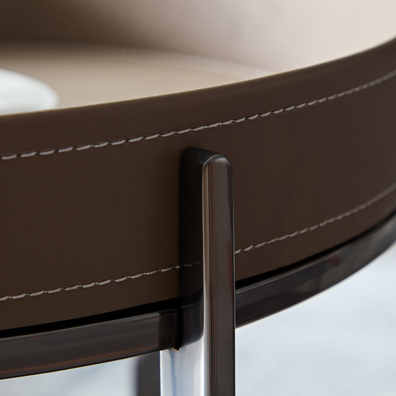 Moderner Mid-Century Sattelleder Rundoberteil Edelstahl 2-stufiger Beistelltisch mit Rollen für das Wohnzimmer 