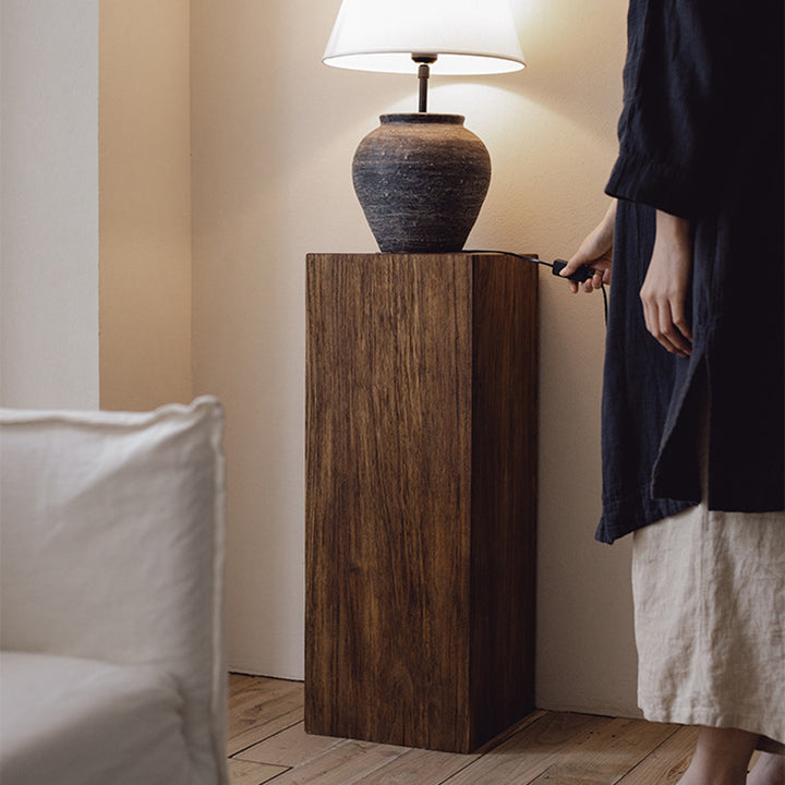 Klassischer Vintage-Säulentisch aus Kiefernholz mit Used-Look-Holzmaserung für das Wohnzimmer 