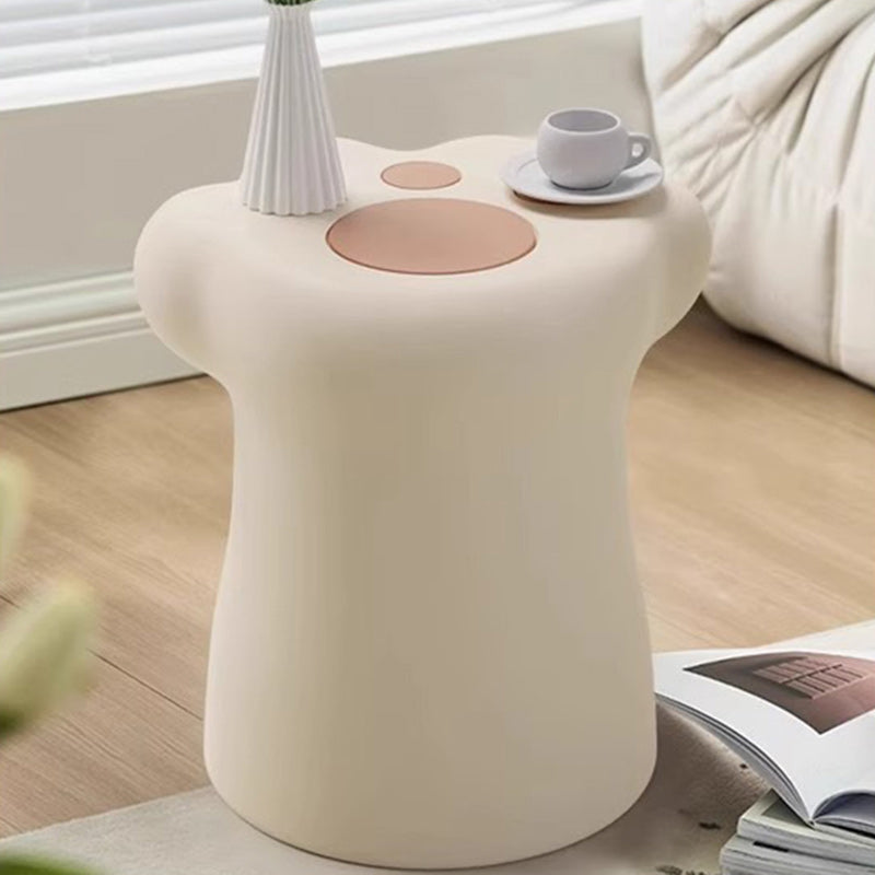 Zeitgenössischer kreativer Katzennagelform-Kunststoff-Beistelltisch für das Wohnzimmer 