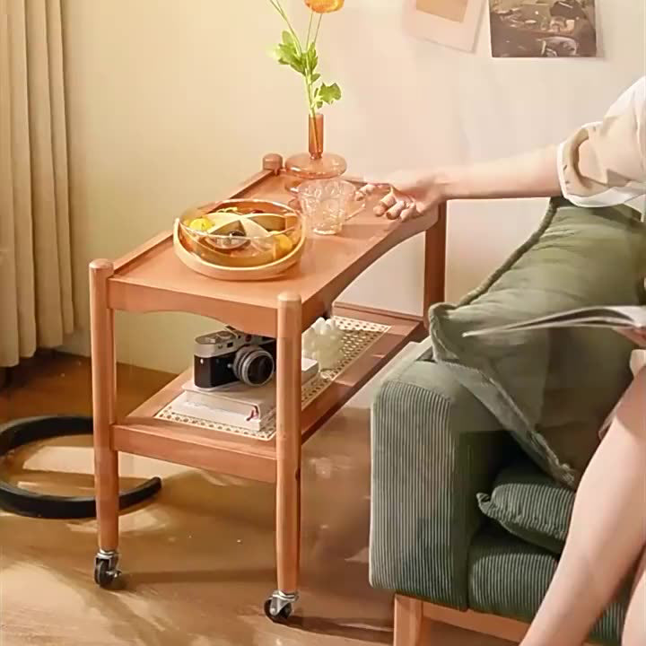Traditioneller japanischer rechteckiger Beistelltisch aus massivem Holz mit Rattantop, 2-stufigen Ablagefächern und Rollen für das Wohnzimmer 