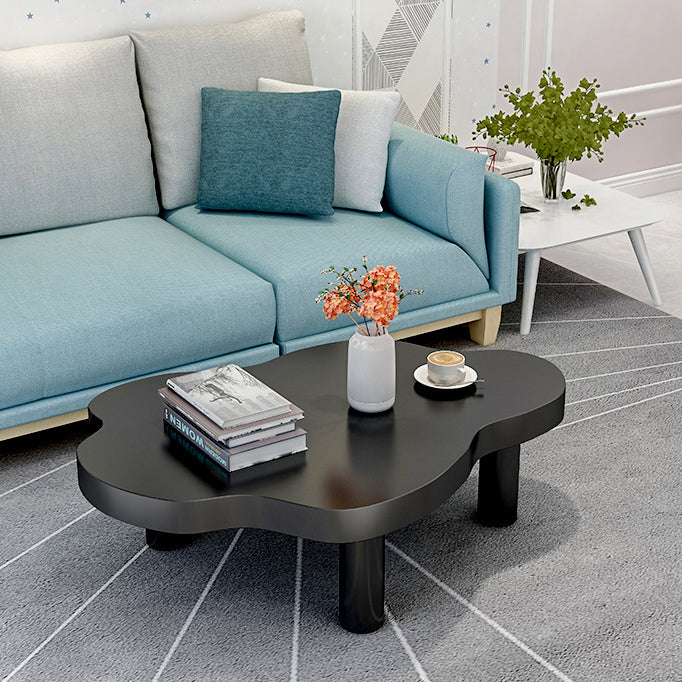 Moderner skandinavischer Couchtisch in Wolken-Creme, rechteckig-rund, aus Kiefernholz fürs Wohnzimmer 