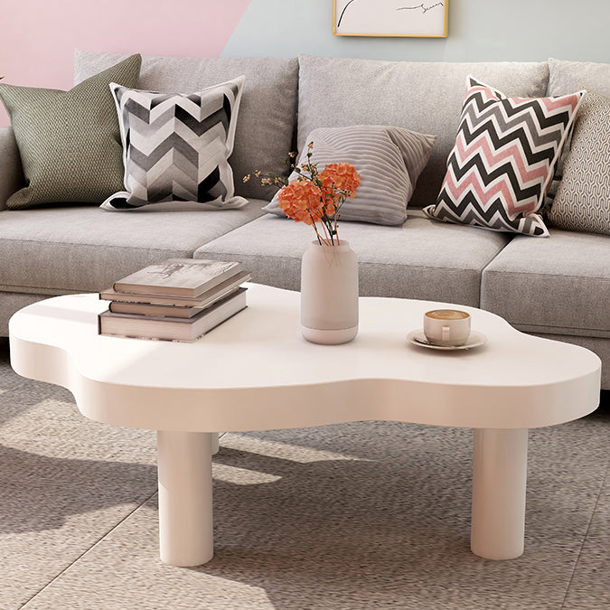 Moderner skandinavischer Couchtisch in Wolken-Creme, rechteckig-rund, aus Kiefernholz fürs Wohnzimmer 