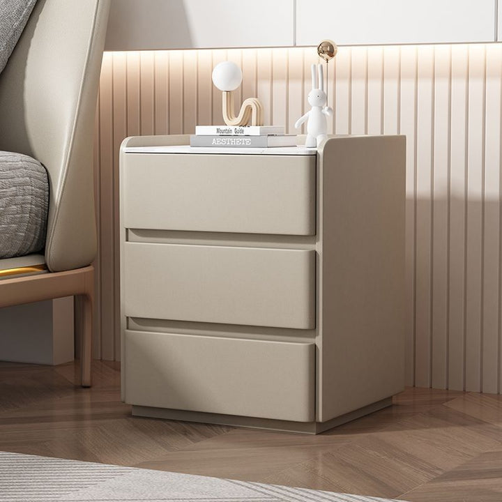 Moderner minimalistischer rechteckiger Nachttisch aus Kiefernholz, kratzfestem Leder und Steinplatte mit 3 Schubladen fürs Schlafzimmer 