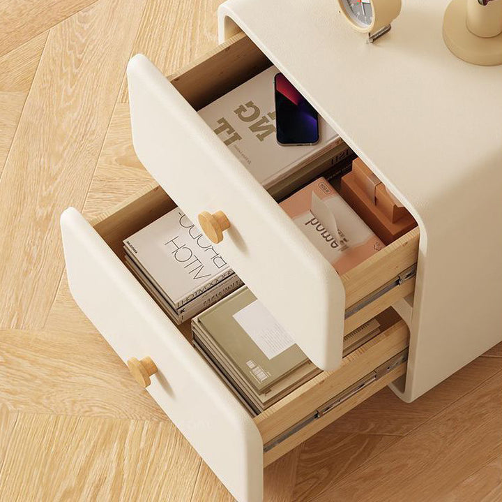 Moderner minimalistischer cremefarbener rechteckiger quadratischer organischer Leder-Nachttisch aus Massivholz &amp; Sperrholz mit 2 Schubladen für das Schlafzimmer 
