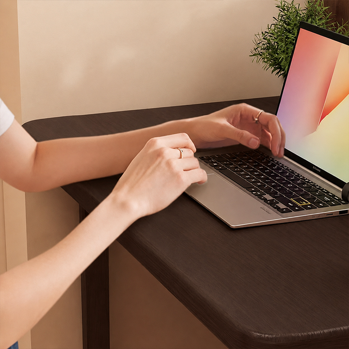 Moderner minimalistischer klappbarer Schreibtisch aus Kautschukholz in rechteckiger Form fürs Homeoffice 