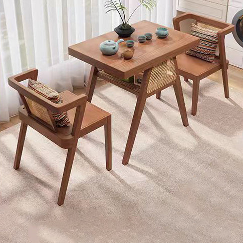 Moderner skandinavischer rechteckiger Couchtisch aus Kautschukholz mit Tischplatte in Rattan-Optik und 1 Ablage für das Wohnzimmer 