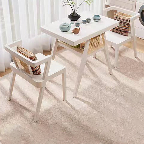 Moderner skandinavischer rechteckiger Couchtisch aus Kautschukholz mit Tischplatte in Rattan-Optik und 1 Ablage für das Wohnzimmer 