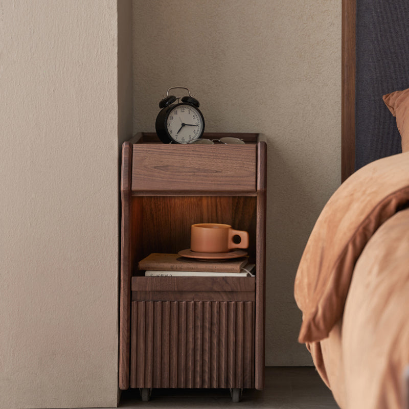 Traditioneller Vintage-Nachttisch aus schwarzem Walnussholz mit Glas und 1 Schublade für das Schlafzimmer 