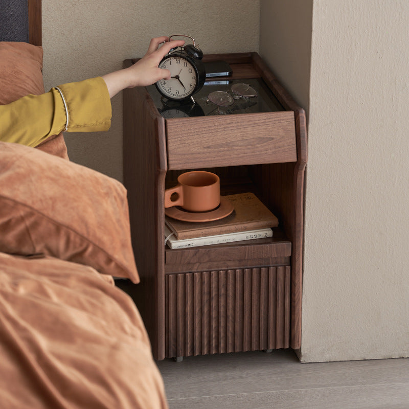 Traditioneller Vintage-Nachttisch aus schwarzem Walnussholz mit Glas und 1 Schublade für das Schlafzimmer 