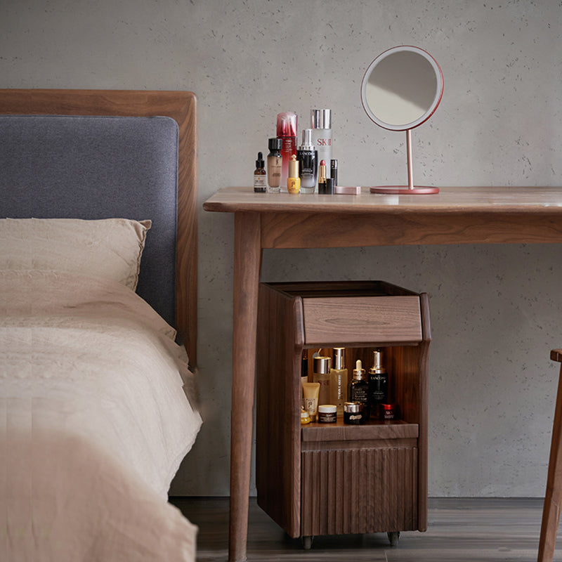 Traditioneller Vintage-Nachttisch aus schwarzem Walnussholz mit Glas und 1 Schublade für das Schlafzimmer 