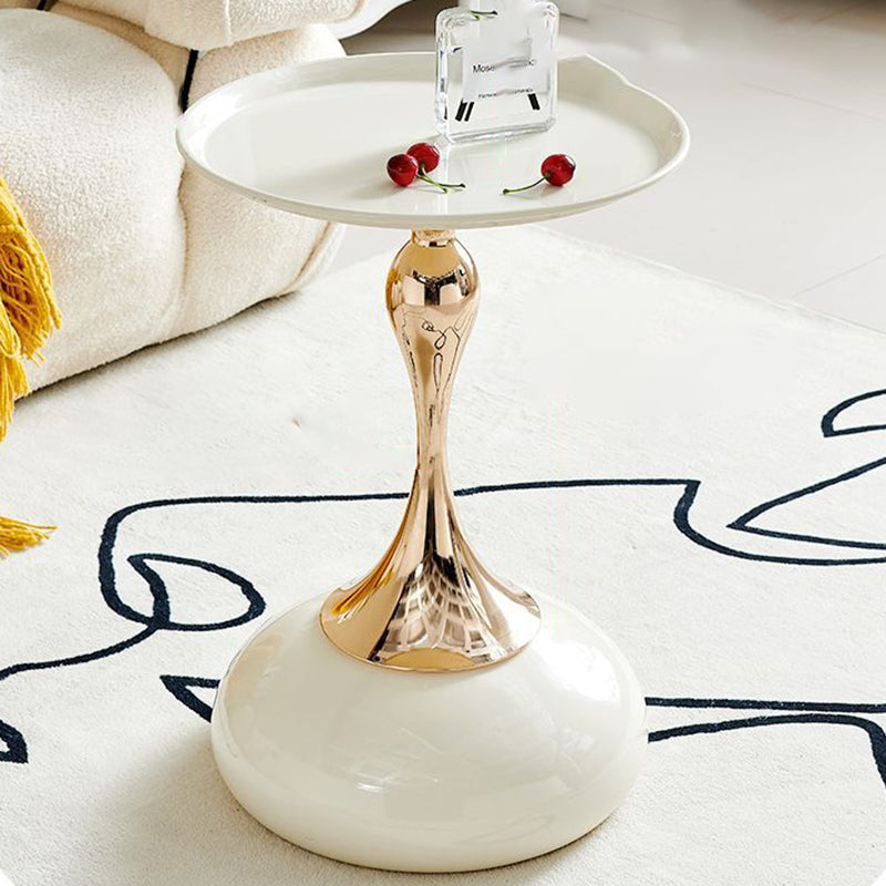 Mesa de café redonda contemporánea escandinava de acero al carbono electrochapado en oro para sala de estar 
