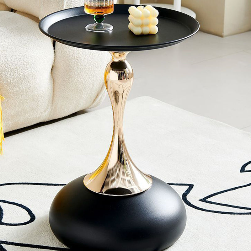 Mesa de café redonda contemporánea escandinava de acero al carbono electrochapado en oro para sala de estar 