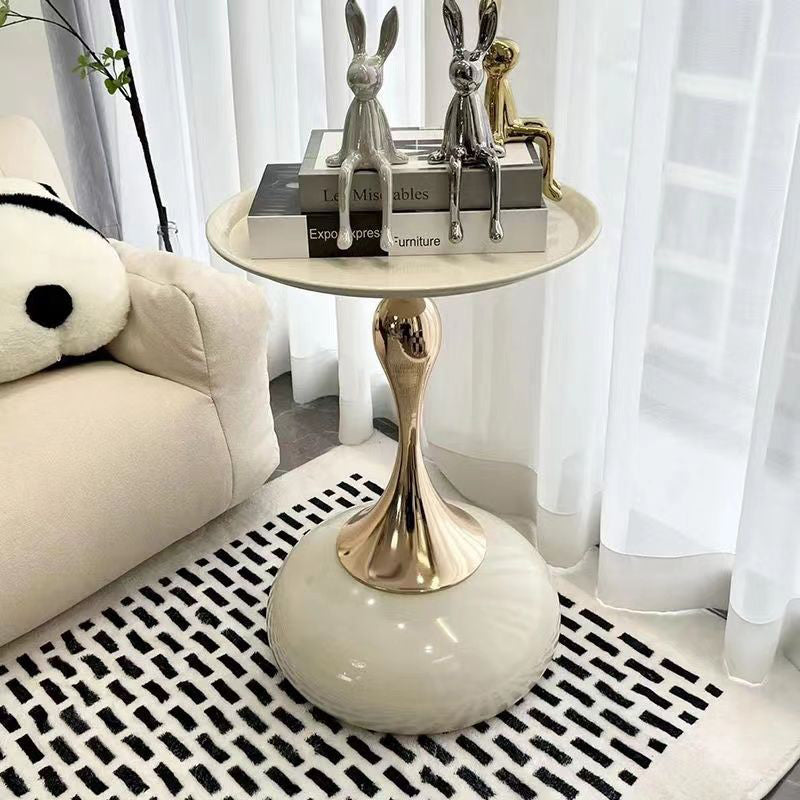 Mesa de café redonda contemporánea escandinava de acero al carbono electrochapado en oro para sala de estar 
