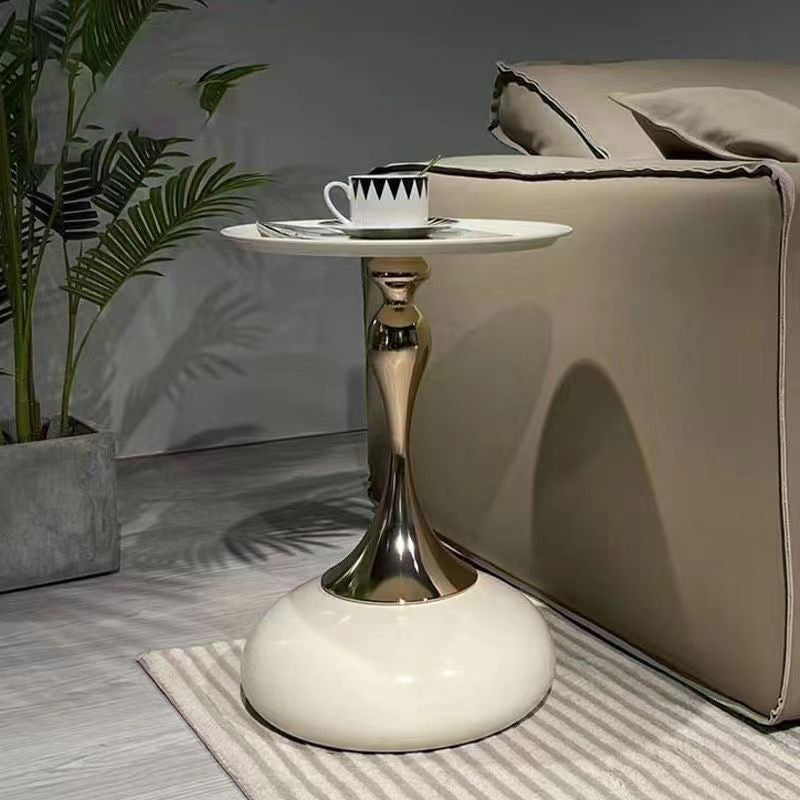 Mesa de café redonda contemporánea escandinava de acero al carbono electrochapado en oro para sala de estar 