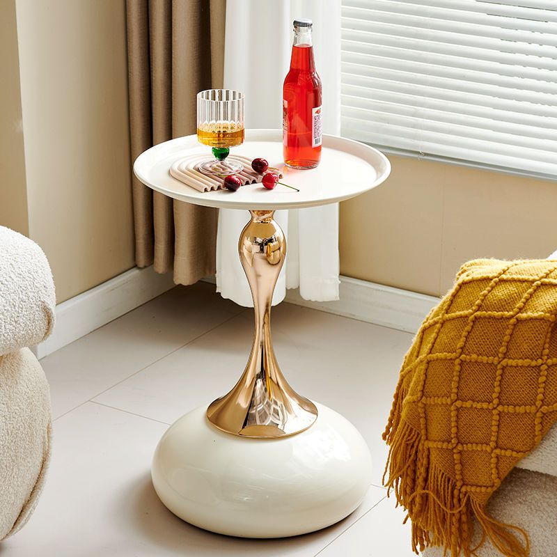 Mesa de café redonda contemporánea escandinava de acero al carbono electrochapado en oro para sala de estar 