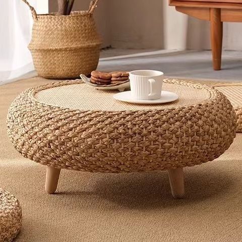 Traditioneller runder Couchtisch im japanischen Stil aus Narzissen-Rattan und Massivholz mit 1 Ablage für das Wohnzimmer 