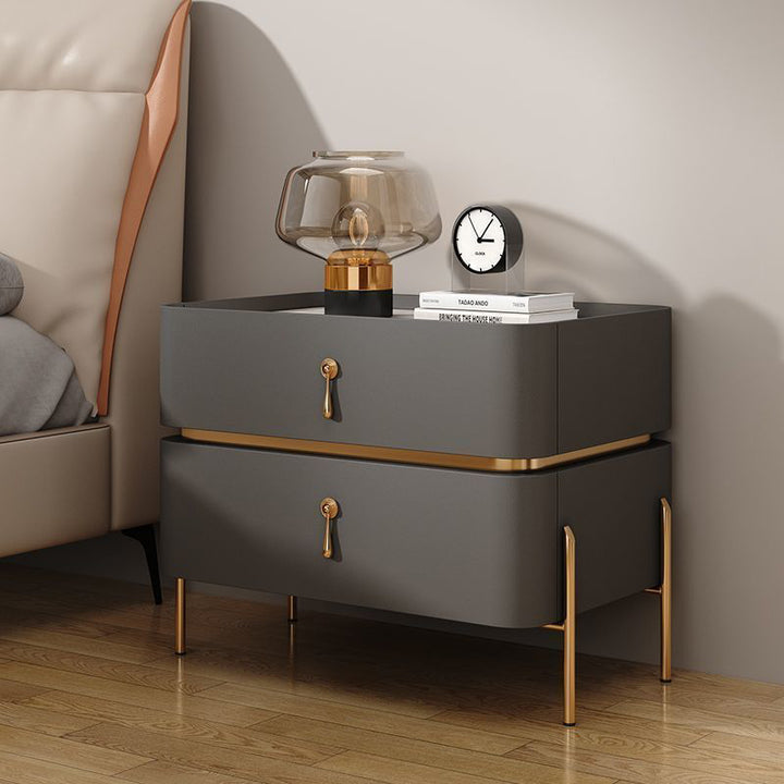Table de chevet contemporaine de luxe cuboïde en MDF cuir PU panneau rock acier au carbone métal à 2 tiroirs pour chambre à coucher 