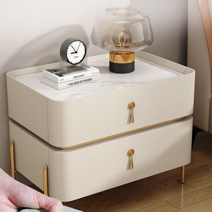 Table de chevet contemporaine de luxe cuboïde en MDF cuir PU panneau rock acier au carbone métal à 2 tiroirs pour chambre à coucher 