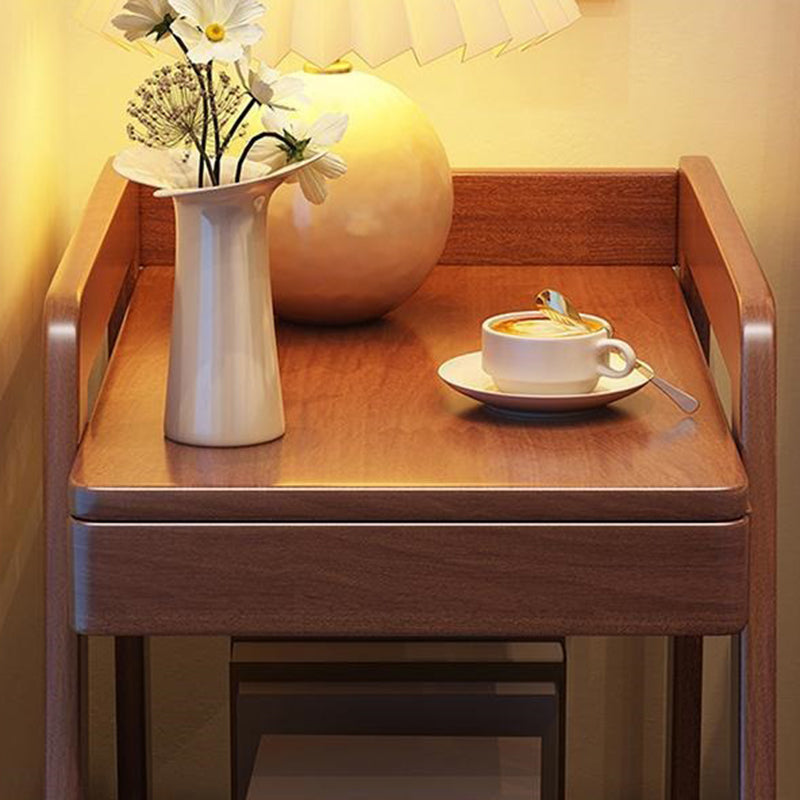 Table de bout à deux niveaux en bois de caoutchouc trapézoïdal minimaliste moderne avec planches multicouches en bois de pin pour chambre à coucher 