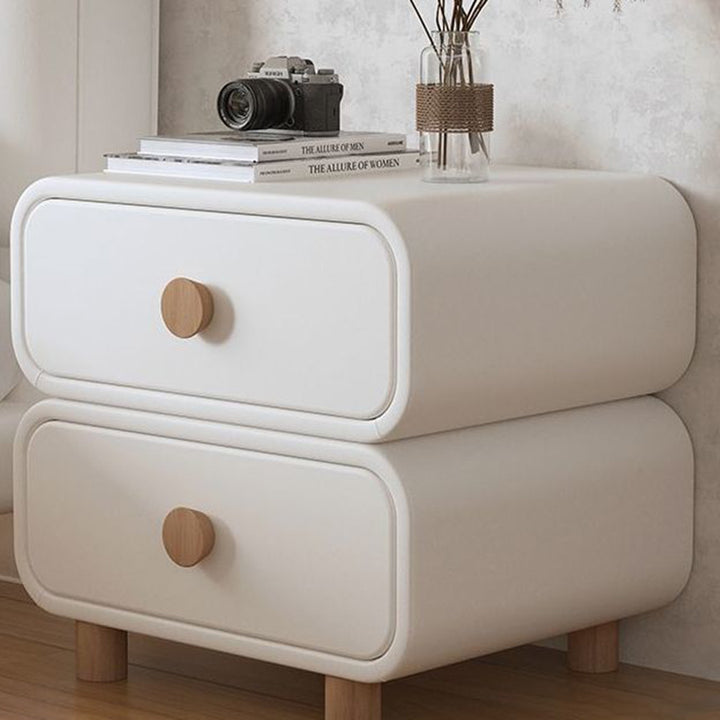 Moderner minimalistischer rechteckiger Nachttisch aus Sperrholz, MDF, Massivholz und Mikrofaserleder mit 2 Schubladen fürs Schlafzimmer 