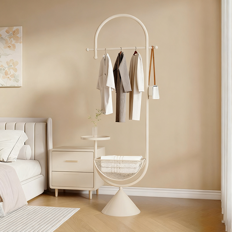 Moderner minimalistischer G-förmiger Bodenständer aus Eisen-Kohlenstoffstahl mit 1 Korb für das Schlafzimmer 