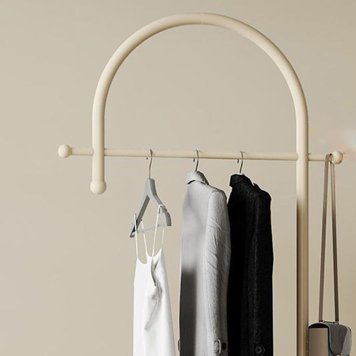 Moderner minimalistischer G-förmiger Bodenständer aus Eisen-Kohlenstoffstahl mit 1 Korb für das Schlafzimmer 
