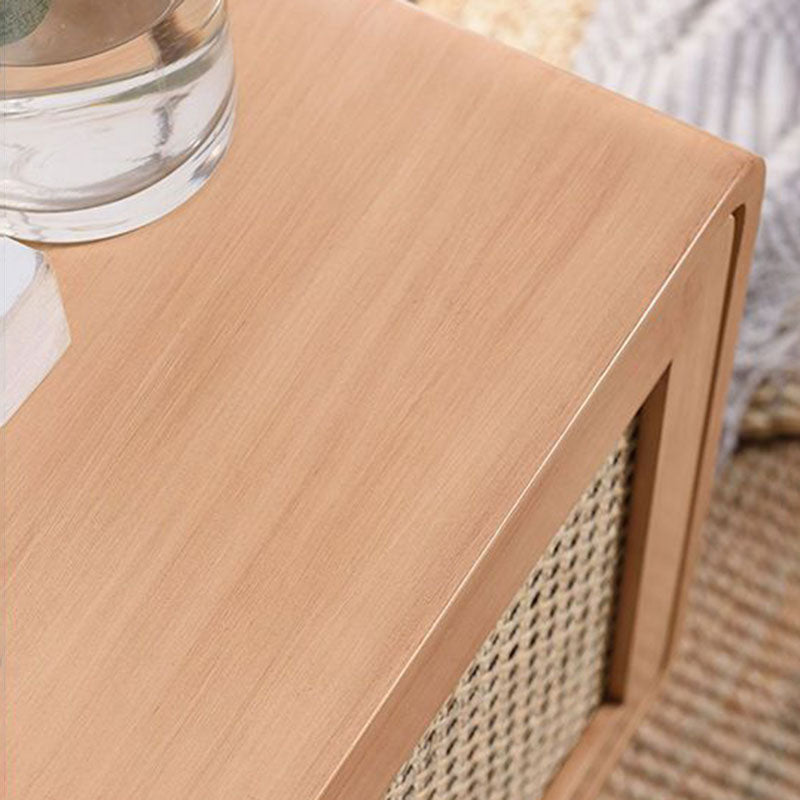Traditioneller rustikaler quadratischer Nachttisch aus Gummibaum-Massivholz mit mehrschichtigem PE-Rattan-Geflecht und 1-Schrank für das Schlafzimmer 