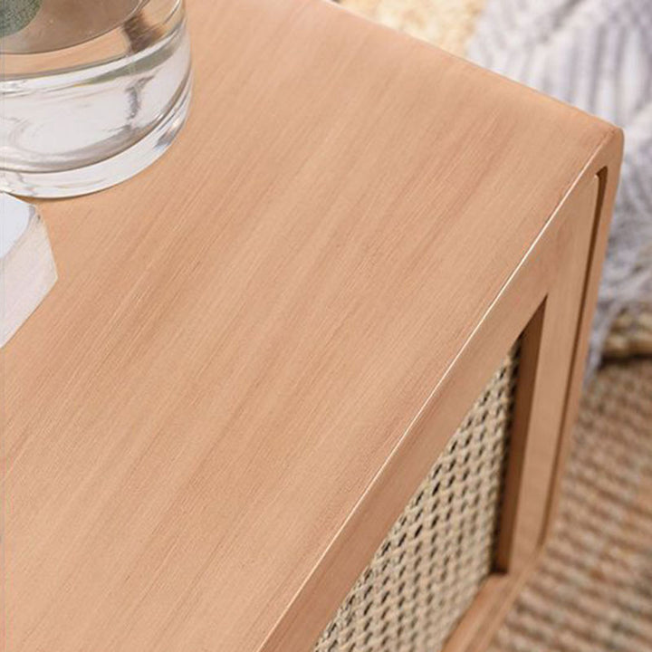 Traditioneller rustikaler quadratischer Nachttisch aus Gummibaum-Massivholz mit mehrschichtigem PE-Rattan-Geflecht und 1-Schrank für das Schlafzimmer 