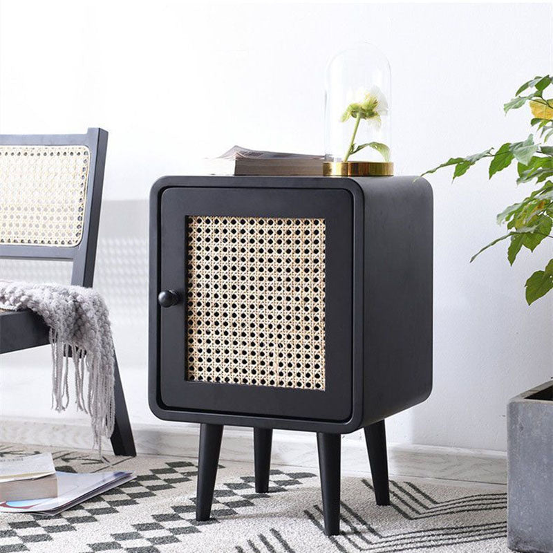 Traditioneller rustikaler quadratischer Nachttisch aus Gummibaum-Massivholz mit mehrschichtigem PE-Rattan-Geflecht und 1-Schrank für das Schlafzimmer 