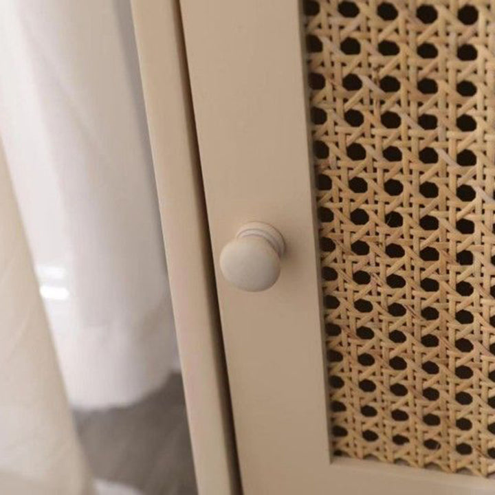 Traditioneller rustikaler quadratischer Nachttisch aus Gummibaum-Massivholz mit mehrschichtigem PE-Rattan-Geflecht und 1-Schrank für das Schlafzimmer 