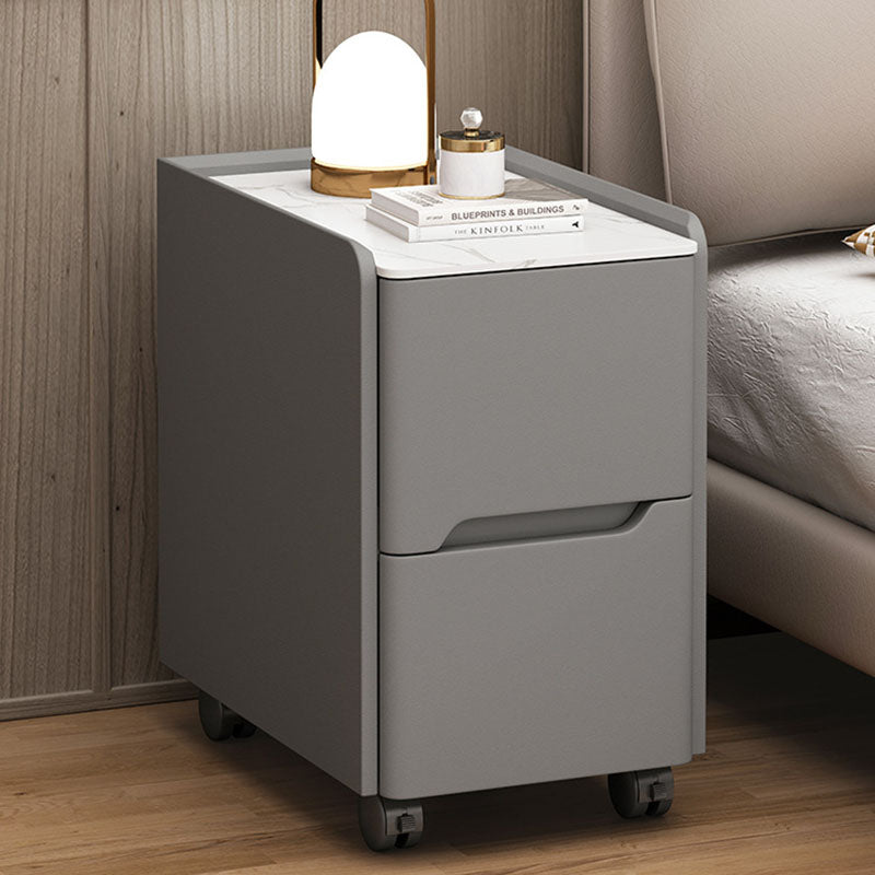 Table de chevet mobile à 2 tiroirs pour chambre, style scandinave contemporain, rectangulaire étroit, plateau en roche, bois de pin massif, panneau multicouche, griffoir pour chat en cuir et quincaillerie 