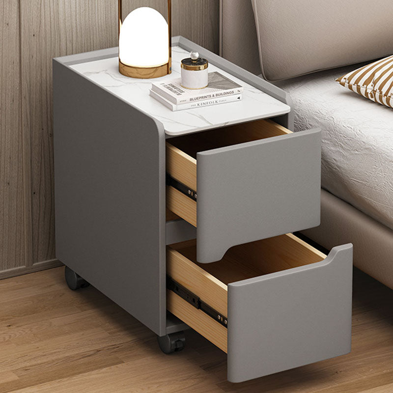 Table de chevet mobile à 2 tiroirs pour chambre, style scandinave contemporain, rectangulaire étroit, plateau en roche, bois de pin massif, panneau multicouche, griffoir pour chat en cuir et quincaillerie 