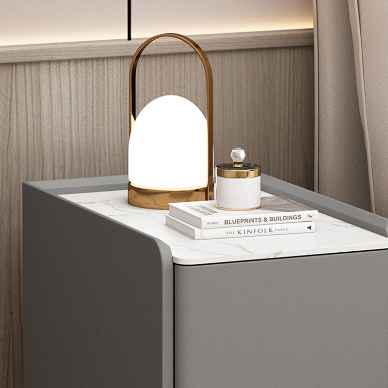 Table de chevet mobile à 2 tiroirs pour chambre, style scandinave contemporain, rectangulaire étroit, plateau en roche, bois de pin massif, panneau multicouche, griffoir pour chat en cuir et quincaillerie 